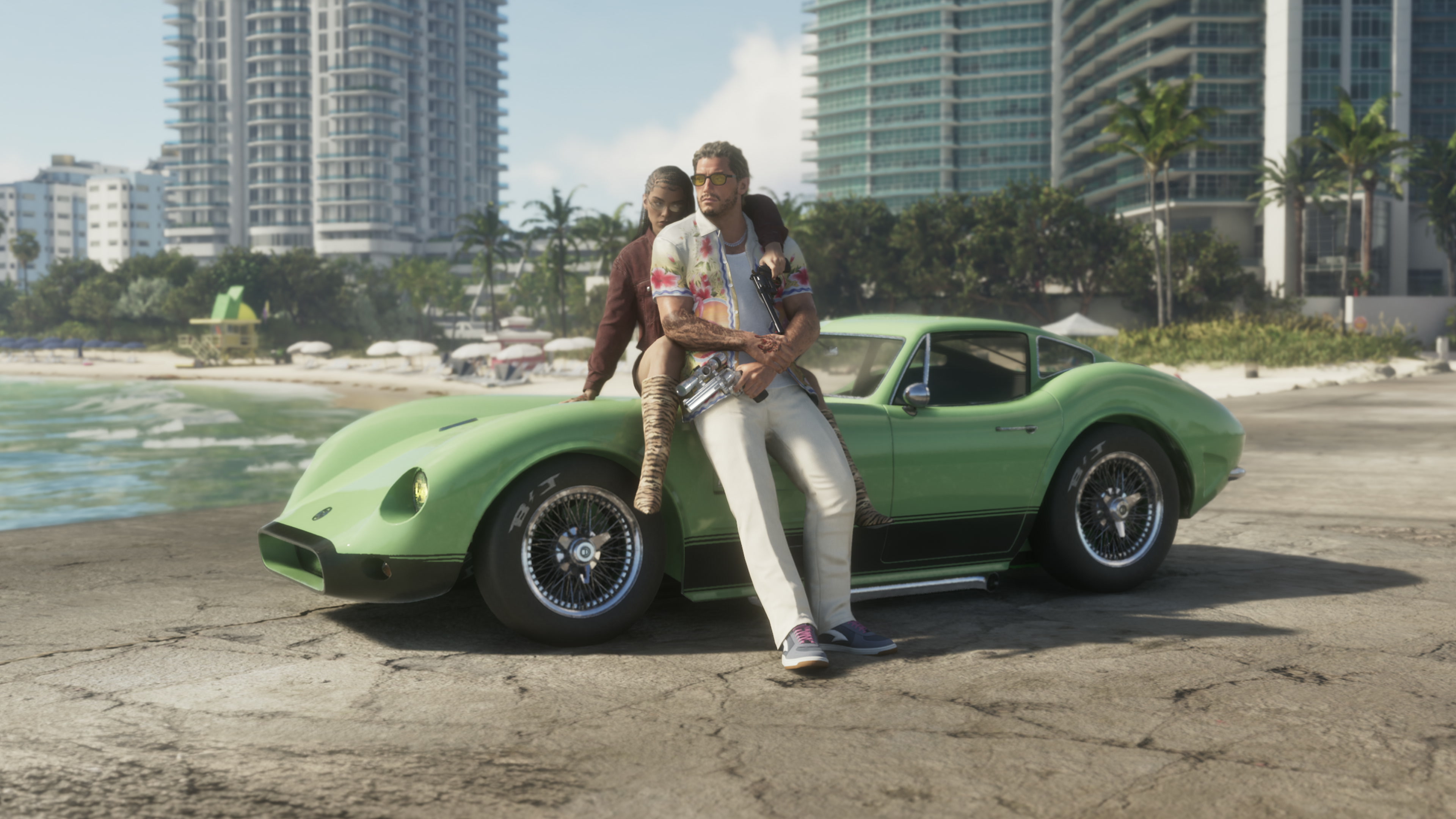 Jason e Lucia ao lado de um carro verde na praia de Vice City